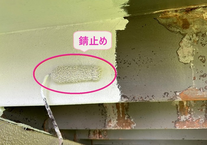 外階段のリフォームで錆止めを塗っている様子