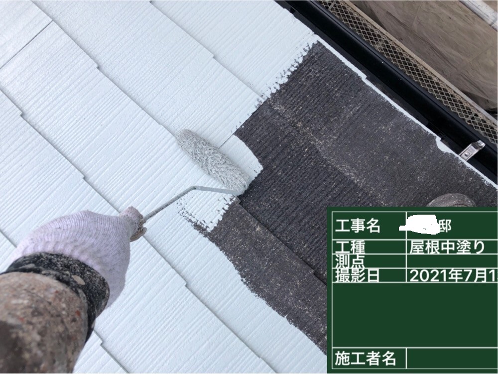 神戸市での屋根塗装で遮熱塗料を塗っている様子