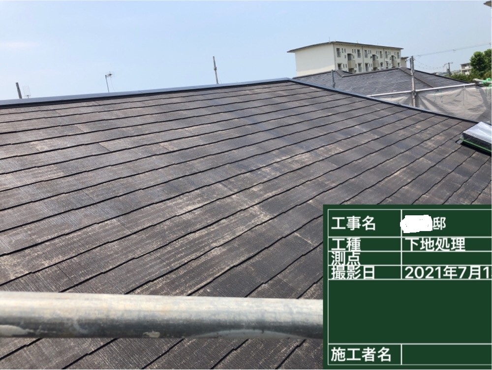神戸市での屋根塗装で下塗りが完了した様子