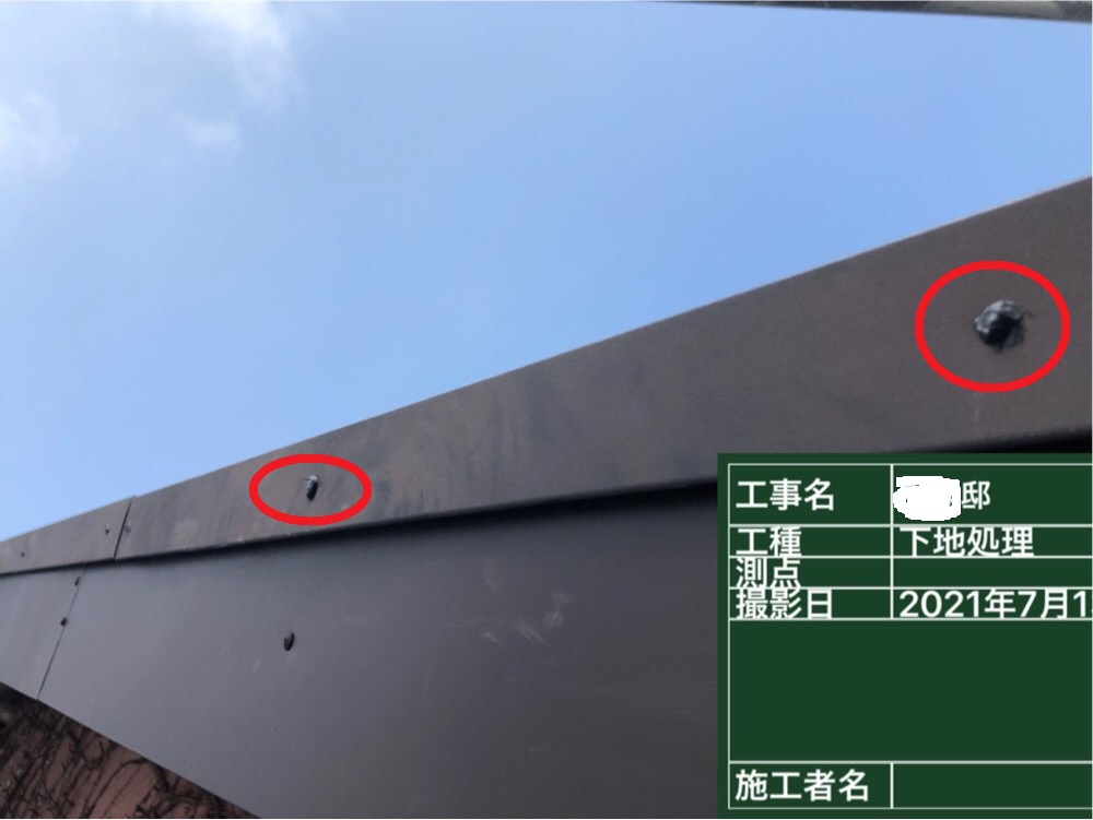神戸市での屋根塗装前に板金を固定している釘頭にコーキングを塗っている様子