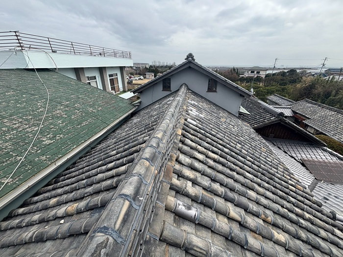 劣化した陶器瓦屋根