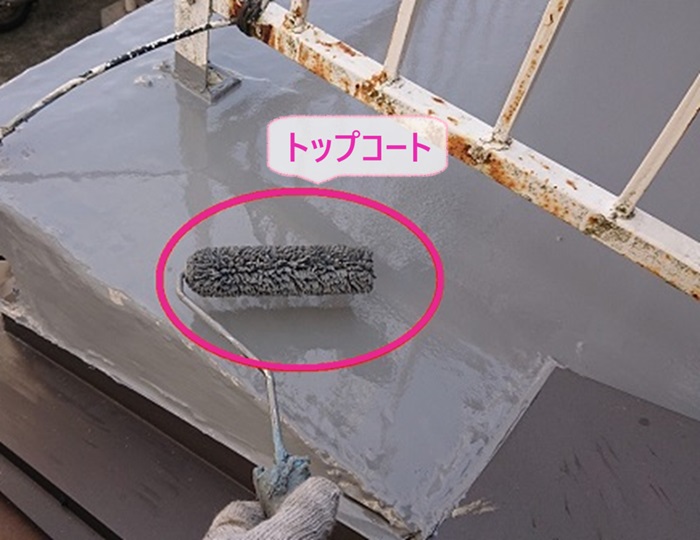 バルコニーの雨漏り補修で行う防水工事でトップコートを塗っている様子