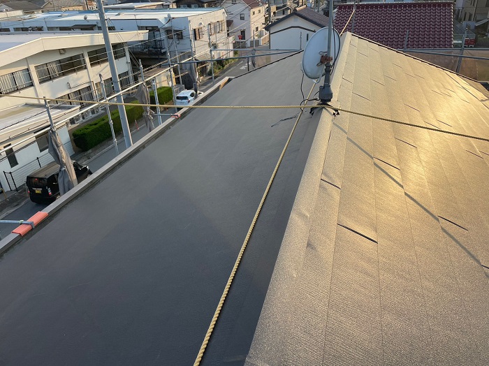 加東市で2階建てアパートの屋根リフォームで重ね葺き工事を行った後のガルバリウム鋼板屋根