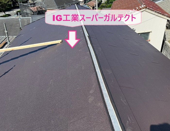 明石市の耐震化を行う安心リフォームでガルバリウム鋼板のIG工業スーパーガルテクトを葺いている様子
