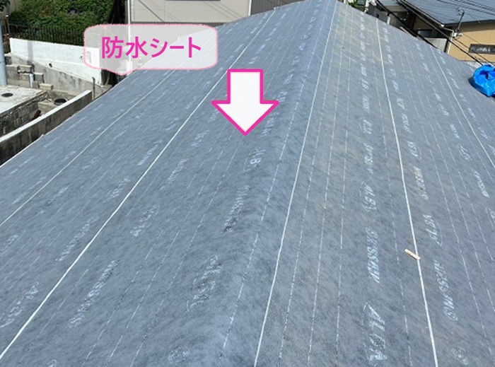 明石市の耐震化を行う安心リフォームで防水シートを貼っている様子