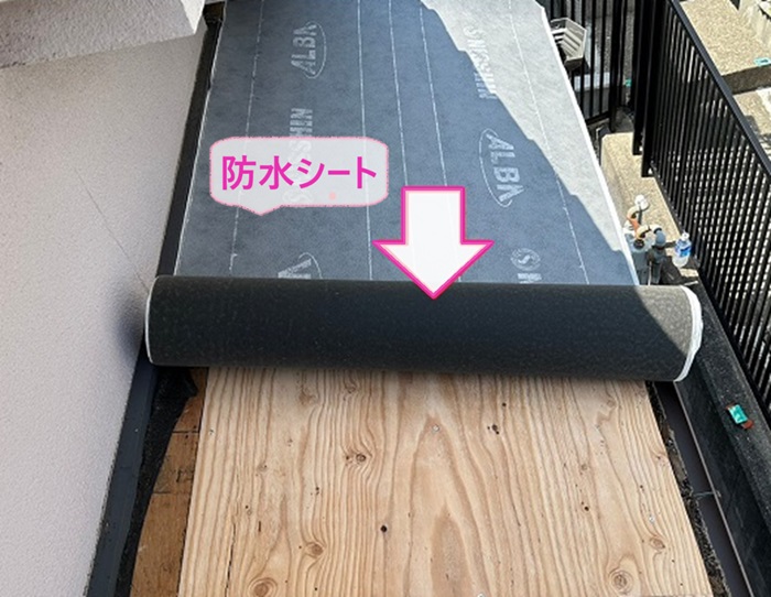 下屋根を金属屋根へ貼り替えリフォームで防水シートを貼っている様子