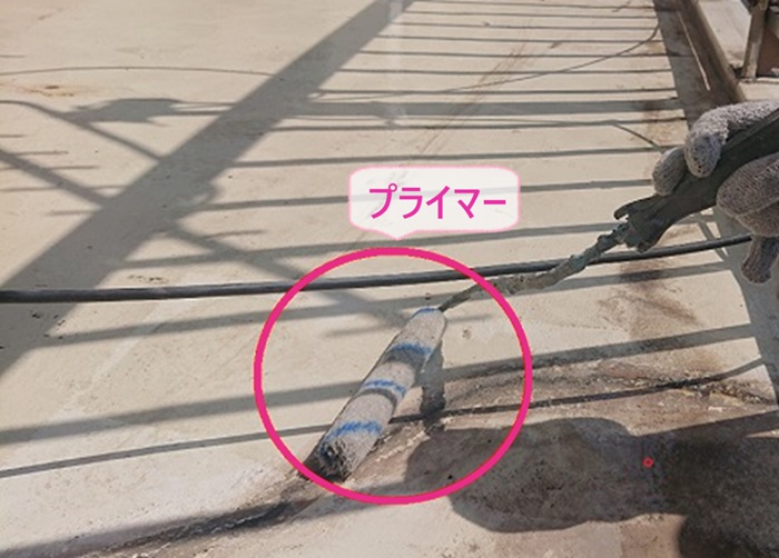 バルコニー防水リフォームで下塗り材のプライマーを塗っている様子