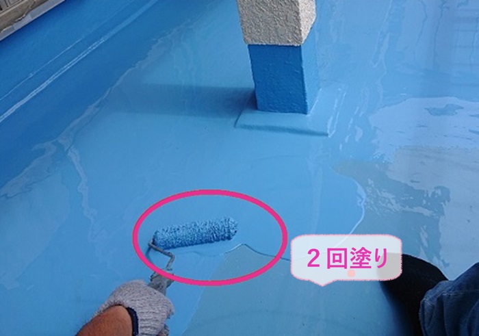 バルコニー防水リフォームで田島オルタックエースを２回塗りしている様子