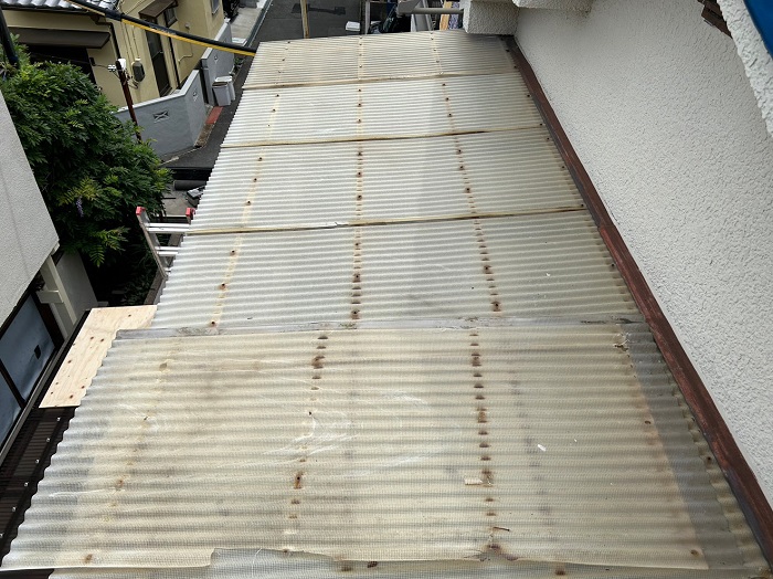 尼崎市でベランダ屋根のポリカ波板を貼り替える前の様子