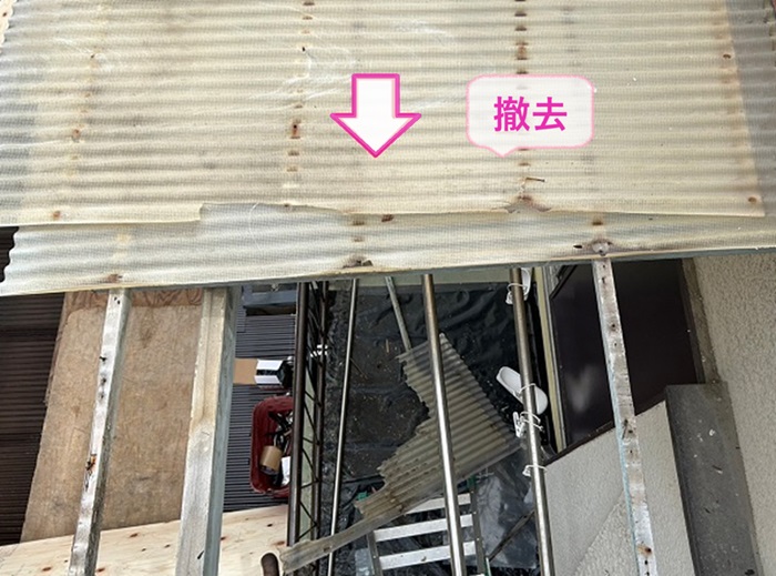 尼崎市のバルコニー屋根交換で既存の波板を撤去している様子