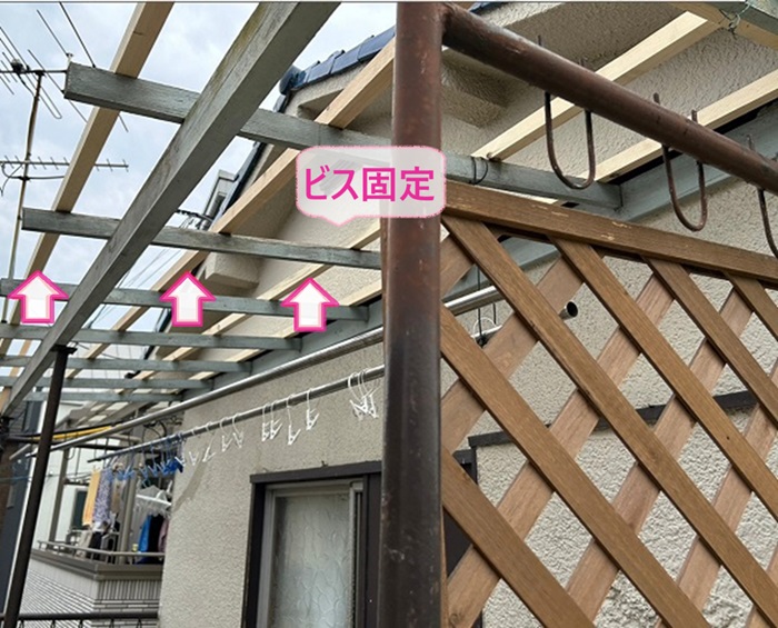 尼崎市のバルコニー屋根交換で新しい下地木材をビスで固定している様子