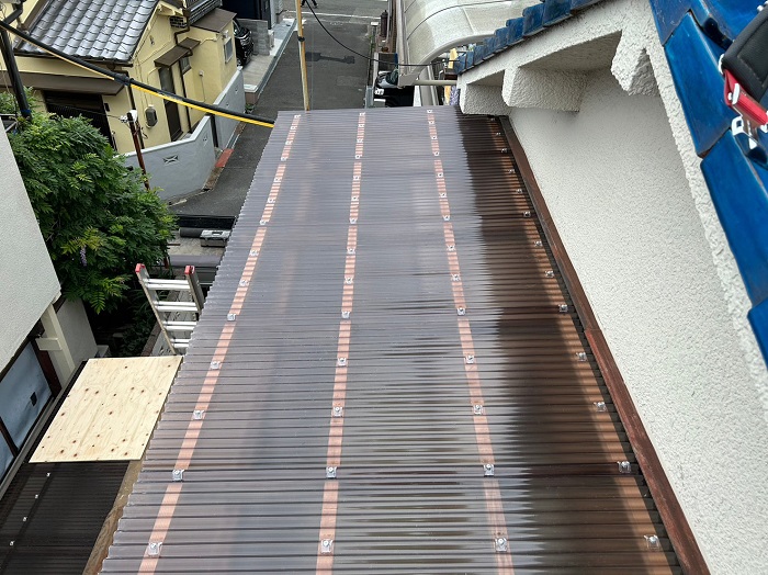 尼崎市でベランダ屋根のポリカ波板を貼り替えた後の様子
