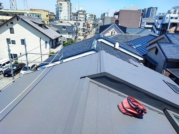 尼崎市での天窓付きスレート屋根カバー工法完了
