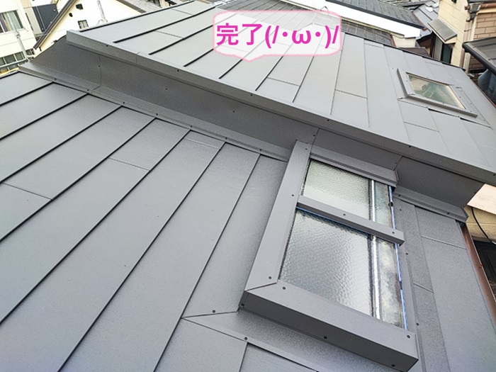 尼崎市でトップライト付きカラーベスト屋根のカバー工事が完了した現場の様子