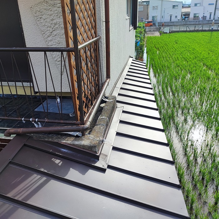 尼崎市で増築部分のスレート屋根へ立平を葺いた後の様子