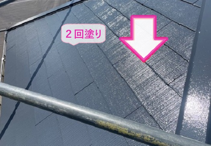 屋根の遮熱塗装でパーフェクトクーラーベストを２回塗りしている様子