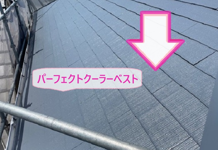 屋根の遮熱塗装で日本ペイントのパーフェクトクーラーベストを塗っている様子