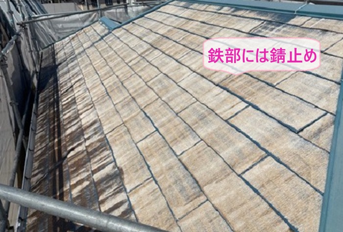 屋根の遮熱塗装で鉄部には下塗りとして錆止めを塗った様子