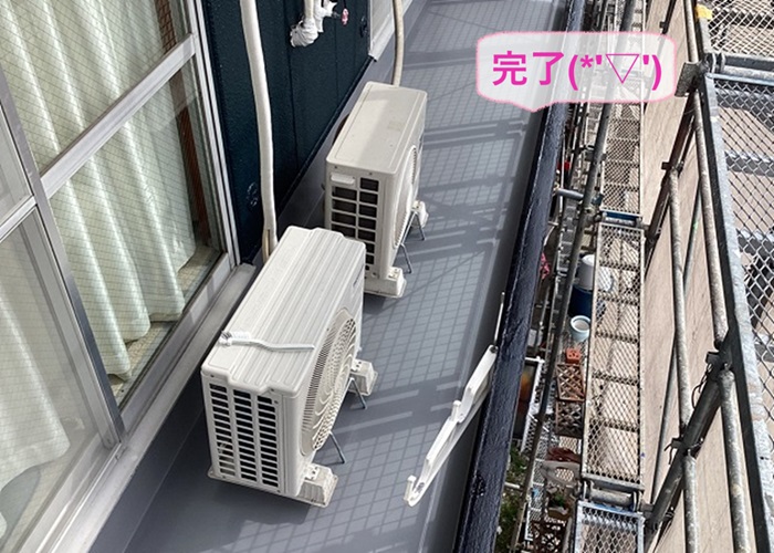 芦屋市のコンクリート素地のベランダ床へ液体防水ウレタンの塗布が完了した現場の様子