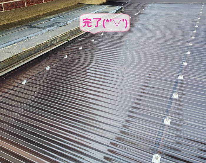 尼崎市でテラス屋根の透明板の貼り替えが完了した現場の様子