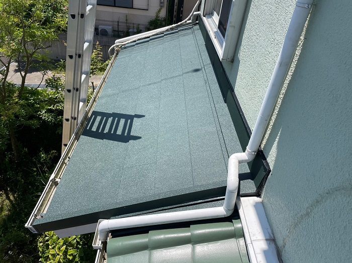 姫路市で雨漏りしている下屋根の洋瓦を葺き替えた後の様子