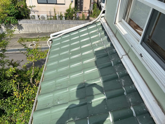 姫路市で雨漏りしている下屋根の洋瓦を葺き替える前の様子
