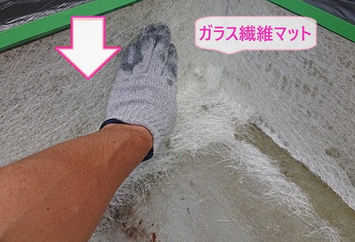 神戸市兵庫区の高耐久なベランダFRP防水の改修工事でガラス繊維のマットを貼っている様子
