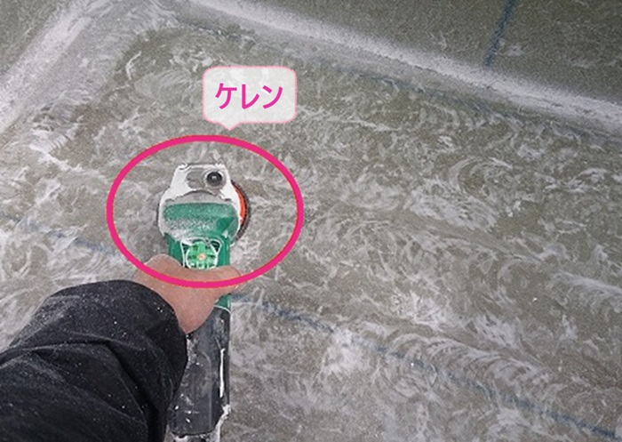 高耐久なベランダFRP防水の改修工事でケレン作業をしている様子