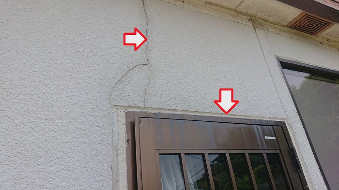 神戸市兵庫区で雨漏りしている外壁を簡易的に修理する前の様子
