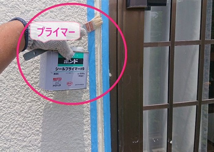 モルタル壁のクラック補修でシーリング打つ前にプライマーを塗っている様子