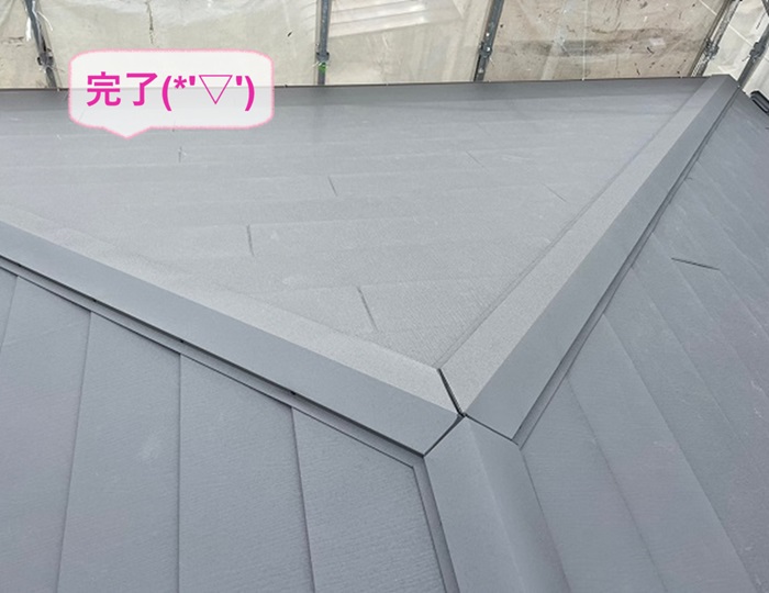 伊丹市でスーパーガルテクトを使用したカラーベスト屋根のカバー工事が完了した現場の様子