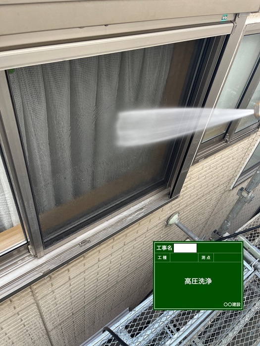 高圧洗浄で窓を洗っている様子