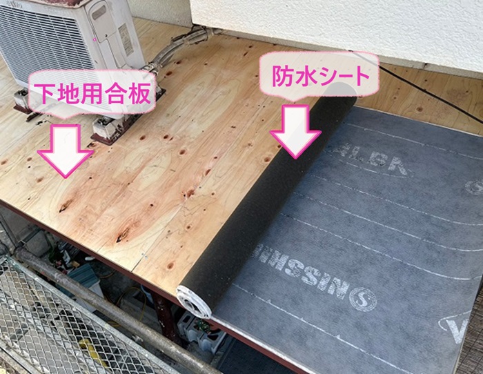 玄関屋根の改修で下地用合板と防水シートを貼っている様子