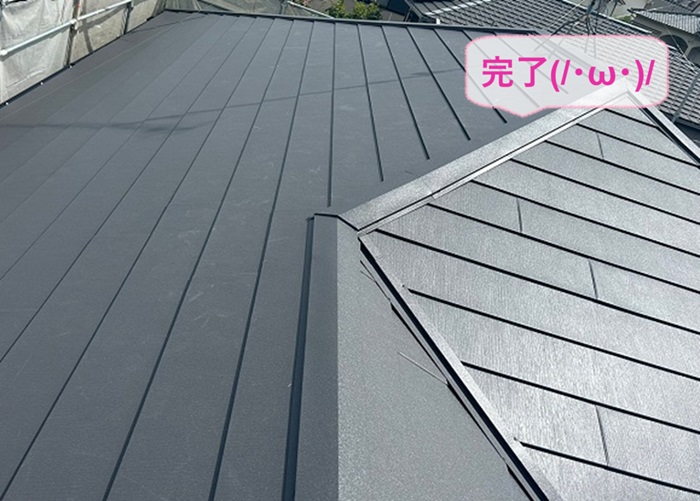 加東市でスーパーガルテクトのシェイドブラウンを用いた屋根カバー工事が完了した現場の様子