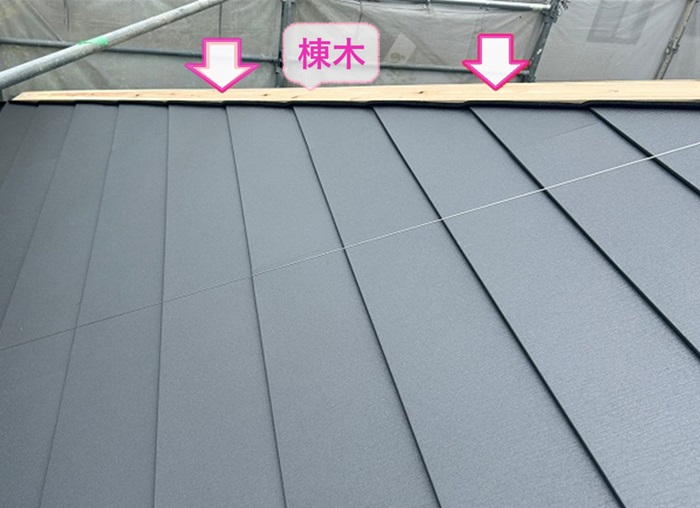 加東市の屋根カバー工事で棟板金の下地となる棟木を取り付けている様子