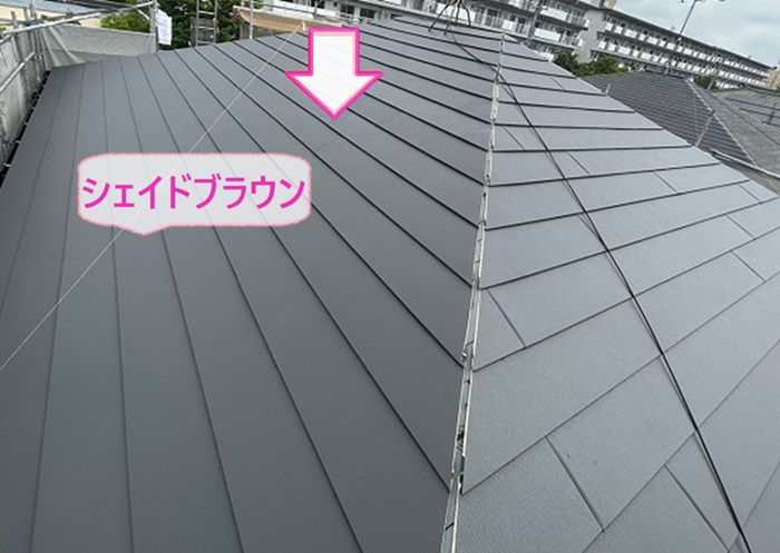 加東市の屋根カバー工事でスーパーガルテクトのシェイドブラウンを使用している様子