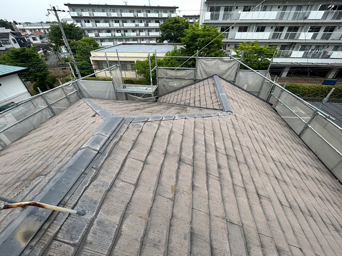 加東市で断熱効果をUPさせるためスレート屋根へのカバー工法を行う前の様子