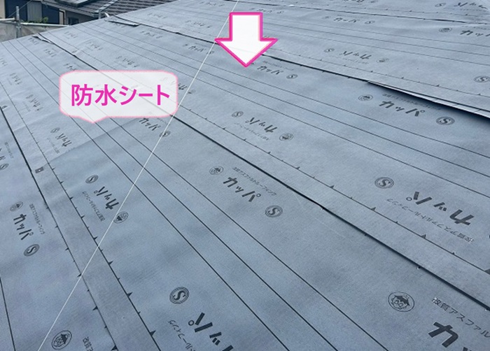 加東市の屋根カバー工事で防水シートを貼っている様子