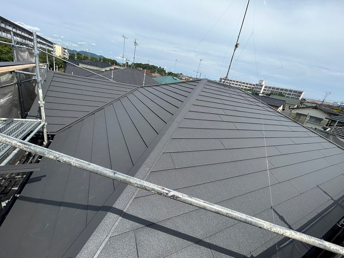 スレート屋根へのカバー工法でスーパーガルテクト葺き完了