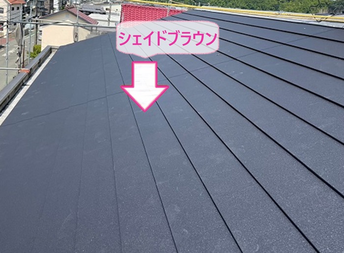 アパート屋根カバー工事でスーパーガルテクトのシェイドブラウンを使用した様子