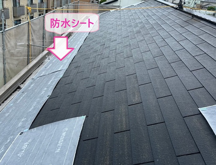 アパート屋根カバー工事で防水シートを貼っている様子