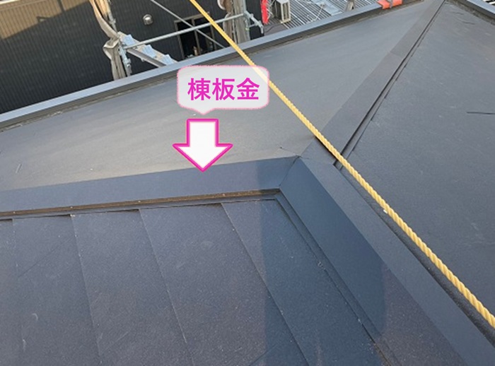 アパート屋根カバー工事で棟板金を取り付けている様子