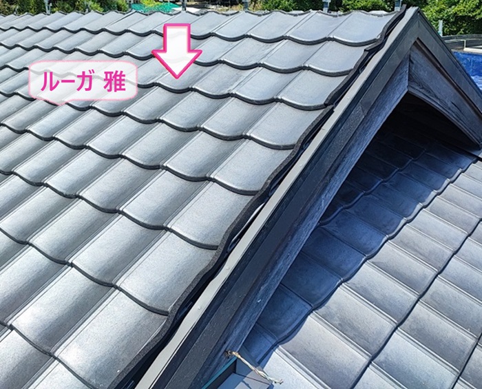 日本瓦のリフォーム工事で軽量屋根材のルーガを葺いている様子