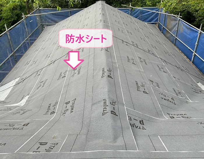 日本瓦のリフォーム工事で防水シートを貼っている様子