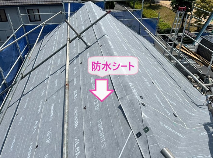 神戸市北区のソーラーパネル付きスレート屋根お重ね葺きで防水シートを貼っている様子