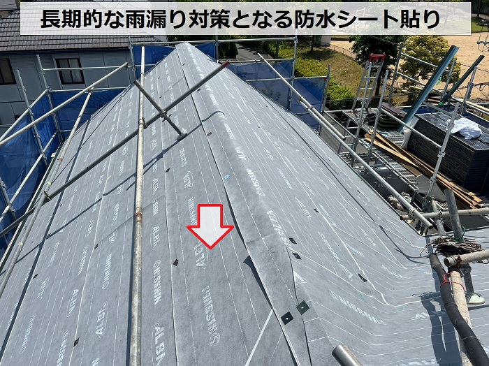 屋根カバー工事で太陽光パネルを撤去して防水シート貼り