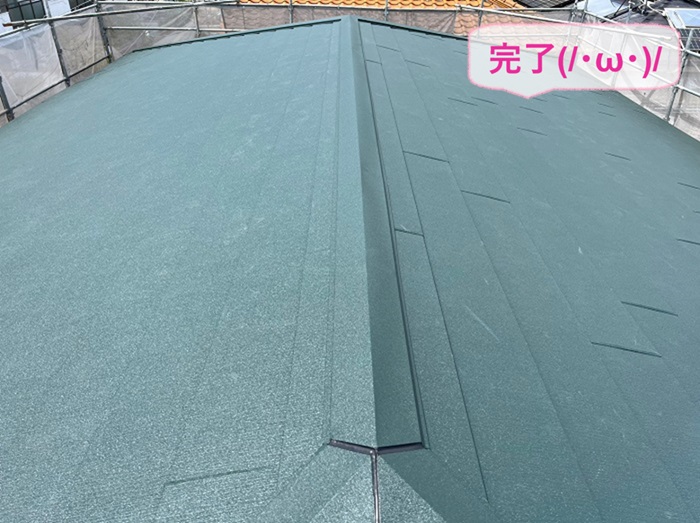 神戸市中央区の雨漏り修理で塗装済みカラーベスト屋根のカバー工事が完了した現場の様子
