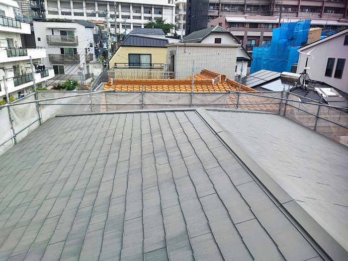 神戸市中央区で3階建てスレート屋根への重ね葺き工事を行う前の様子