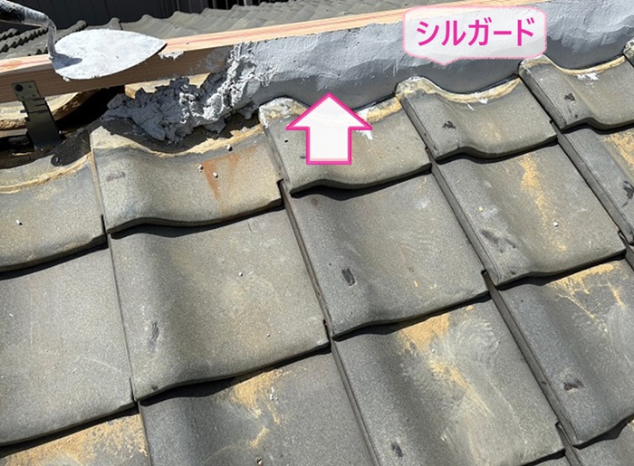 棟瓦の取り直しで土と漆喰の代わりにシルガードを打設している様子