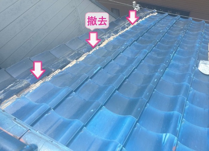 瓦屋根の補修工事で依存の風切り丸を撤去している様子